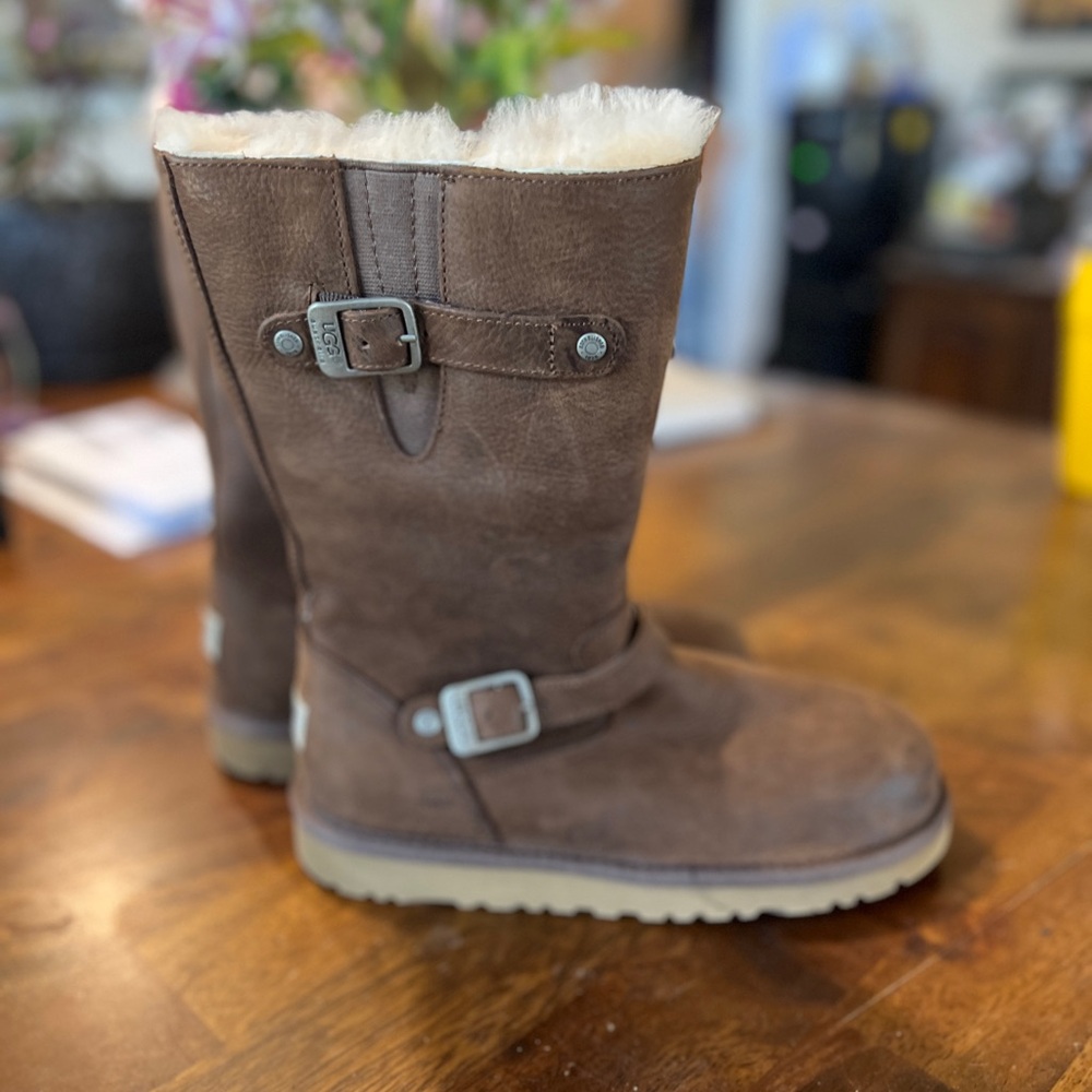NWOT UGG Kensington big kids size 6